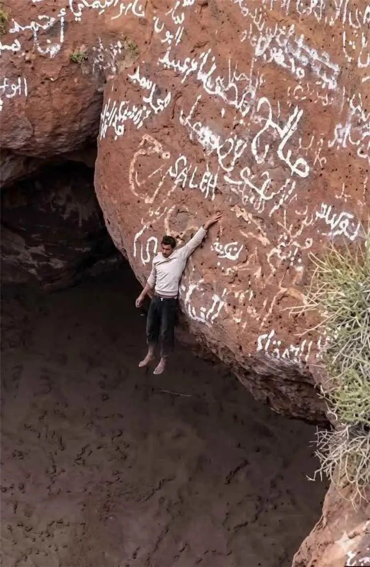كاتب صحفي: القعقاع يجسد مأساة المواهب اليمنية المه...
