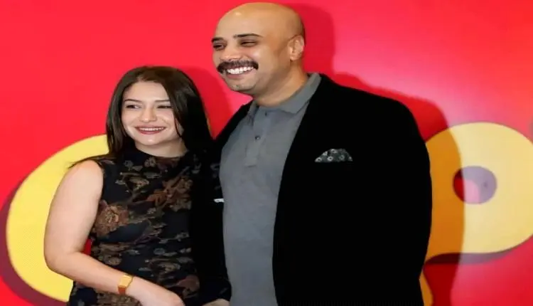 حاتم صلاح يعلن انتظار مولوده الأول مع زوجته نهلة