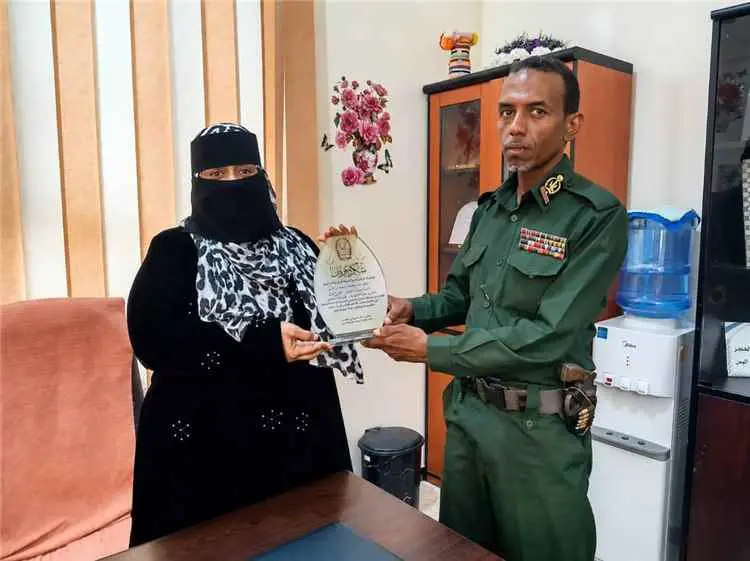 اتحاد نساء اليمن بأبين يتسلم درع الشكر والعرفان من الإصلاحية المركزية تقديراً لجهوده الإنسانية في رعاية النزيلات