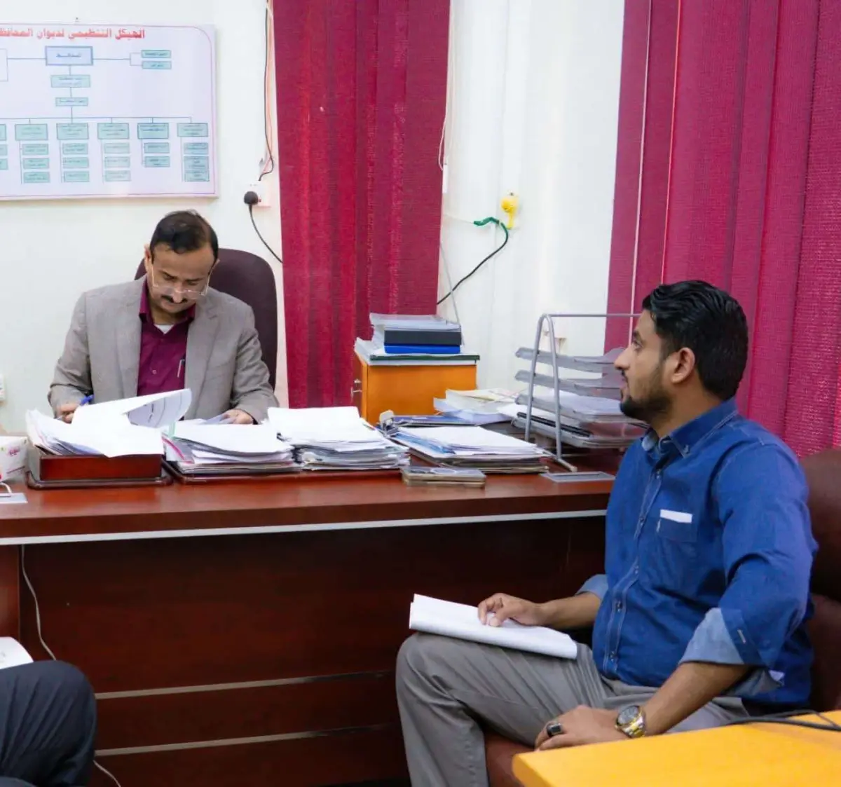 المحافظ بن الوزير يناقش نشاط هيئة كهرباء الريف وخطة التوسع في مشاريع شبكة الكهرباء بالمحافظة