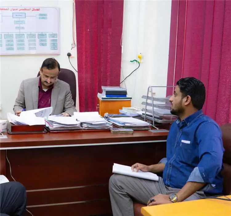 محافظ شبوة يناقش اوضاع كهرباء الريف وجهود الاوقاف في تعزيز الوسطية