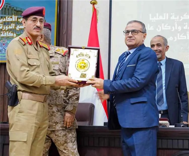 رئيس جامعة عدن يشارك في استقبال الدفعة الـ18 قيادة وأركان ويُكرَّم بدرع الأكاديمية العسكرية العليا