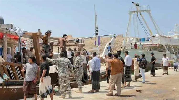 خفر السواحل بالمهرة ينقذ قارب متعطل وعلى متنه 27 م...