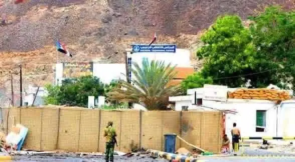 قوات أمنية تغلق مقر الانتقالي في عدن لكونه مبنى حك...