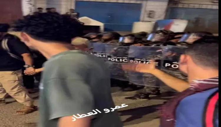 الغضب يطرق أبواب معاشيق.. احتجاجات حاشدة تجتاح عدن...