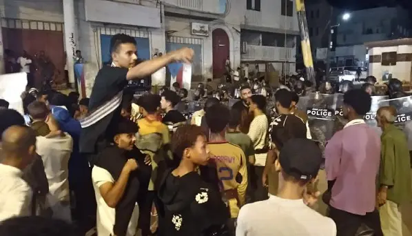 مسيرة احتجاجية في كريتر عدن تندد بتردي الخدمات وتف...