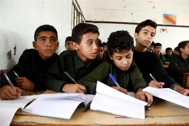 الحوثيون يقرّون أسعاراً جديدة للمناهج الدراسية