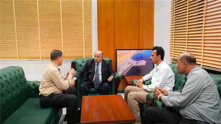 عضو مجلس القيادة سالم الخنبشي يناقش تموين الغاز بح...