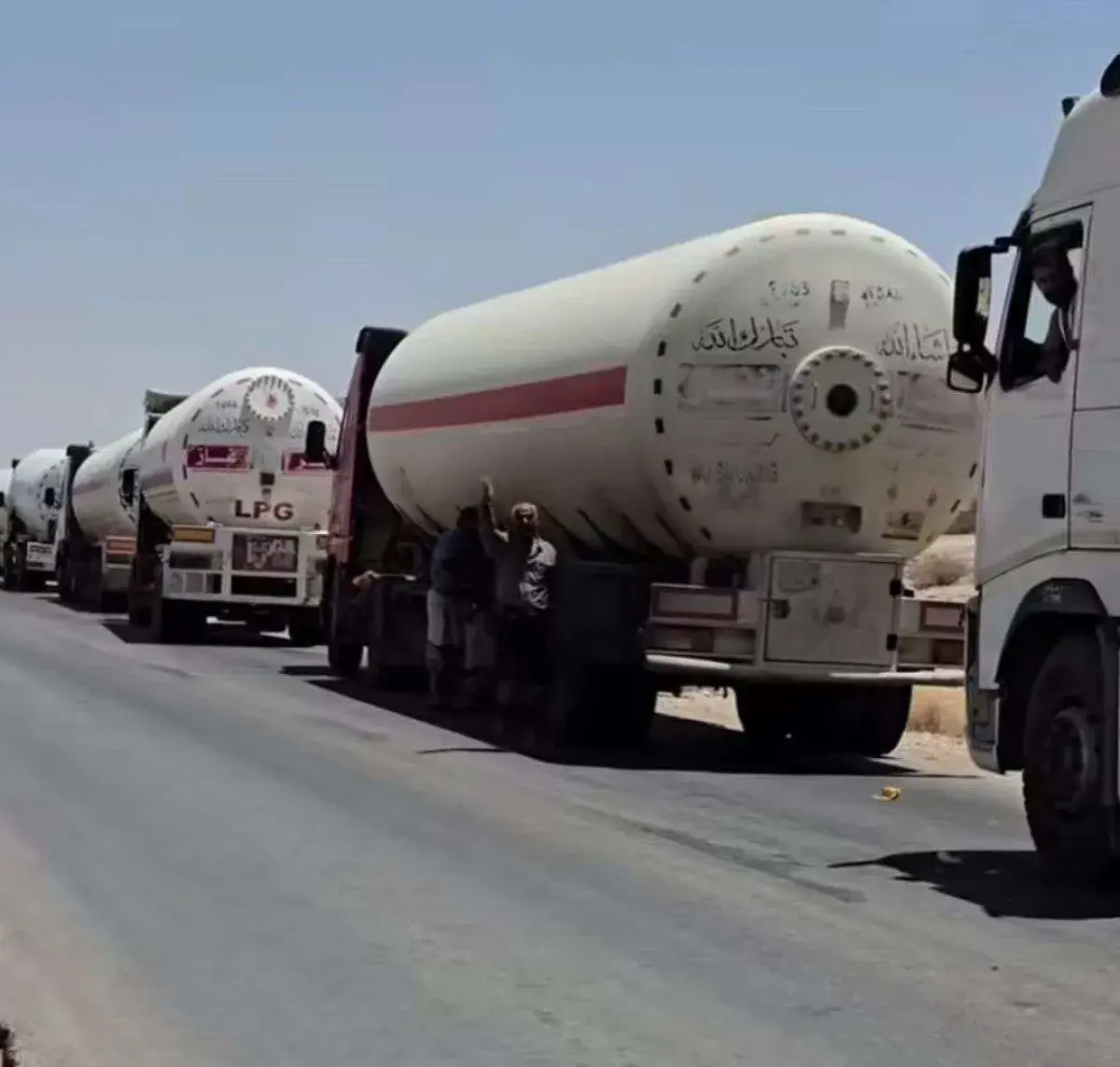 قطع طرق شاحنات مأرب في شبوة.. ضغط قبلي لوقف التقطع...