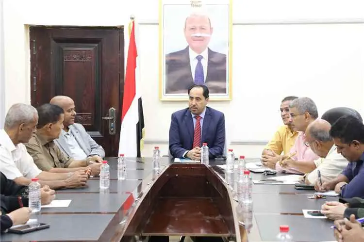 البكري يلتقي موظفي مكتب الشباب بعدن ويؤكد أهمية الانضباط الوظيفي وتطوير الأداء
