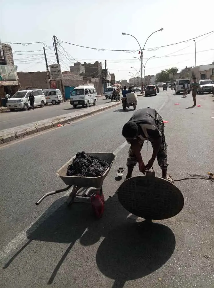 فرق الصرف الصحي بعدن تنفذ حملة واسعة لمعالجة الانس...