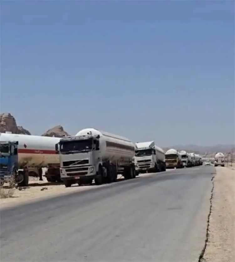 قطاع قبلي في ضواحي عتق يوقف حركة ناقلات الغاز المتجهة إلى مأرب