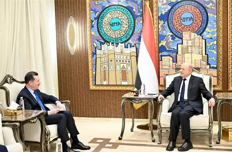 رئيس مجلس القيادة يستقبل القائم بالأعمال التركي وي...