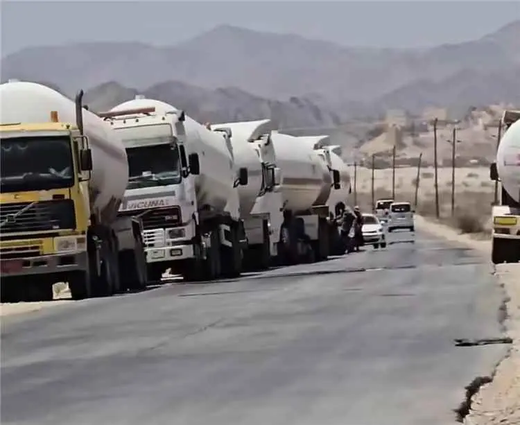 قطاع قبلي في شبوة يوقف ناقلات الغاز المتجهة إلى مأرب