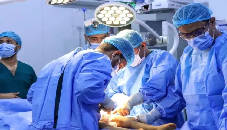 فريق طبي يجري عملية معقدة لإرجاع خلع ولادي لطفل با...