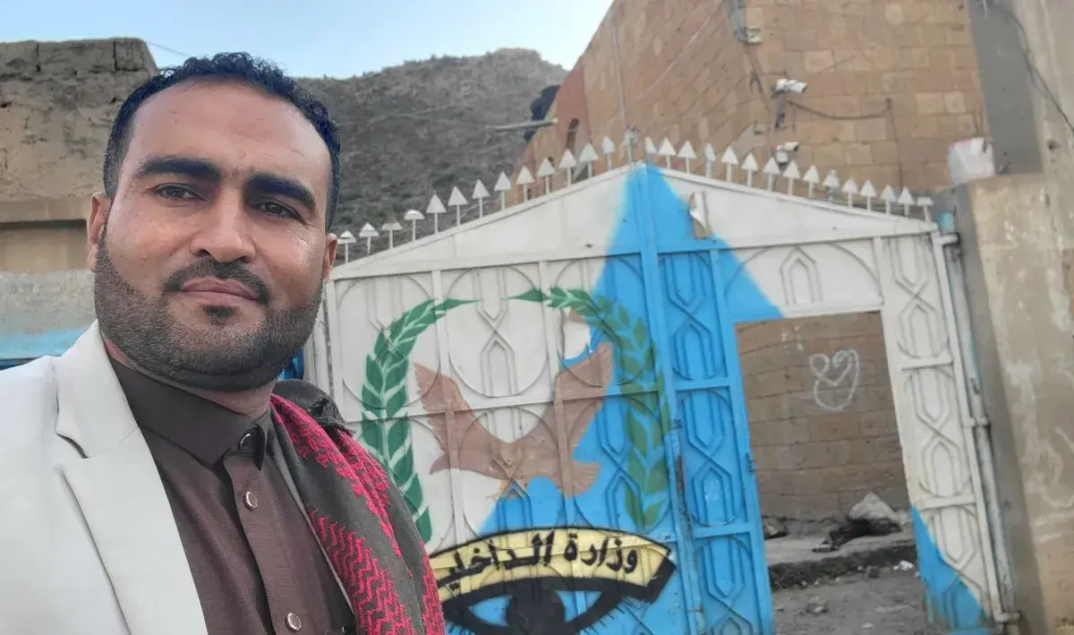 مدير مديرية الشمايتين ومرافقوه يهاجمون ناشطاً إعلا...