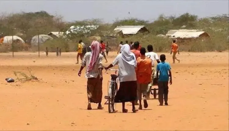 اسباب أمنية واقتصادية تدفع 19 أسرة للنزوح