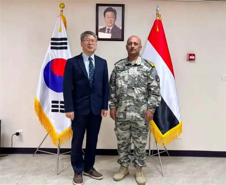 رئيس مصلحة خفر السواحل اليمنية يلتقي السفير الكوري...