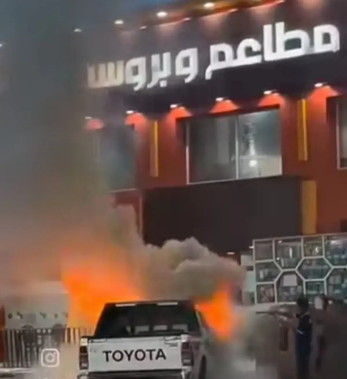 حريق يلتهم مركبة في مأرب وسط موجة حر