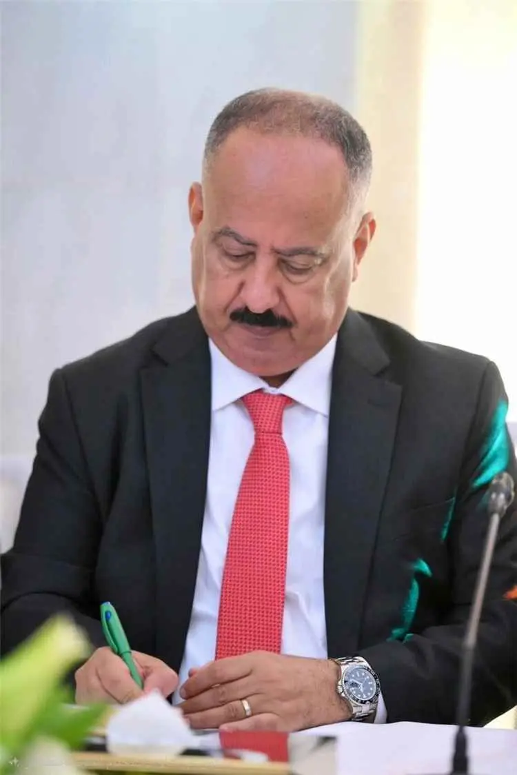 إعلان حكومي بتوجيهات لفتح الأجواء اليمنية واستئناف...