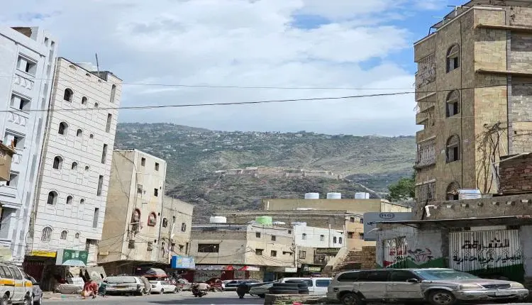 بالوثائق| 1400 طالب بقاهرة تعز بلا مقاعد دراسية وم...
