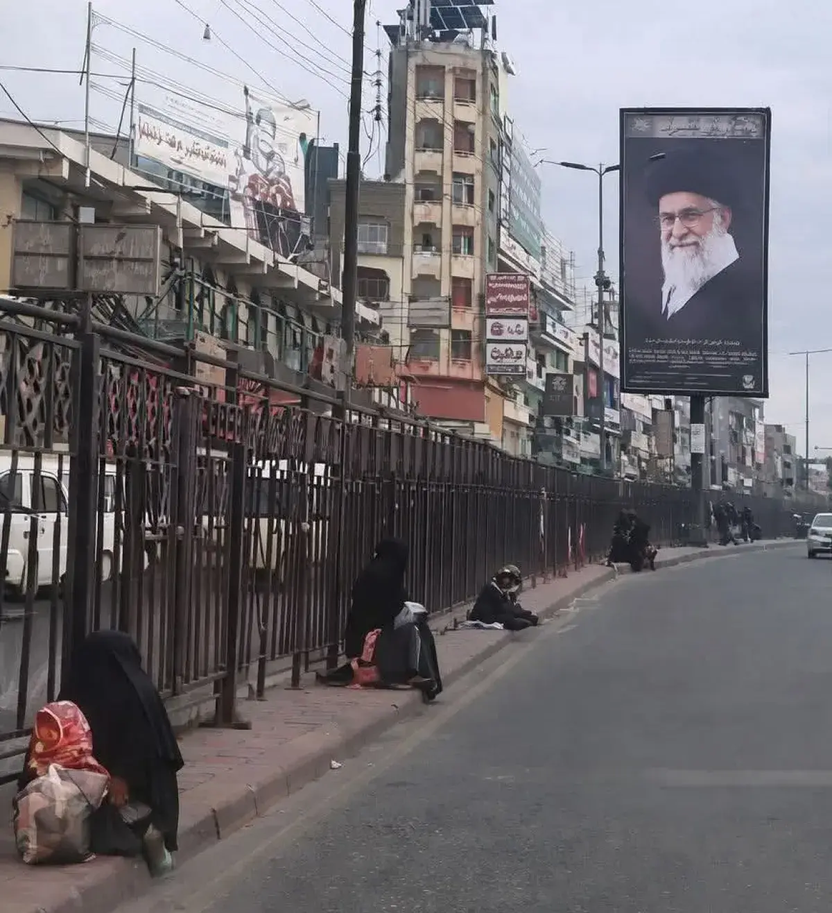 تنظيف الزجاج وبيع المناديل كجرائم.. الحوثيون يوسعو...