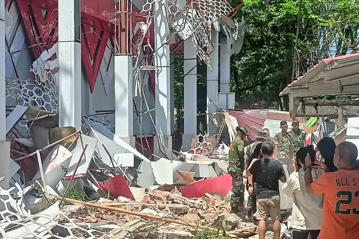 مقتل شخص بإندونيسيا في زلزال بقوة 7 درجات