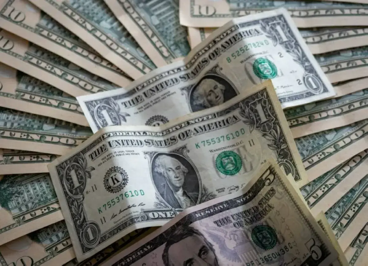 الدولار يتراجع والين يقترب من مستويات التدخل قبيل...