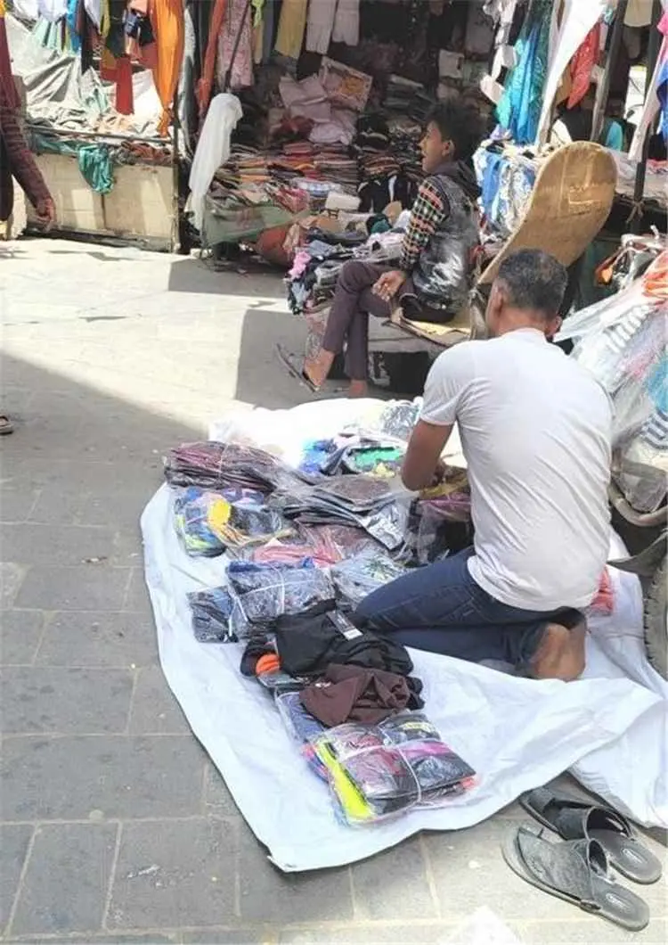 البطالة تخنق خريجي الجامعات في مناطق سيطرة الحوثيي...