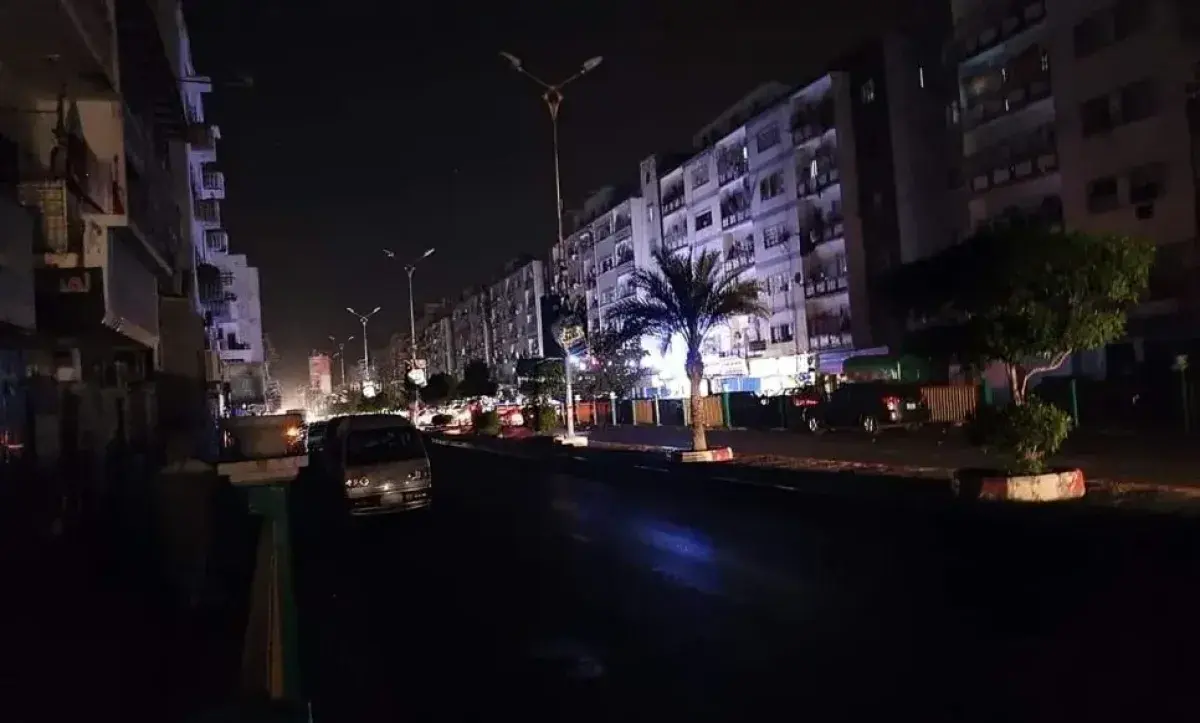 "كهرباء عدن" بعد عشرة أيام على "الخطة".. عقاب رسمي للأهالي قوامه 20 ساعة انطفاء في اليوم .. فساد بحجم الصراع