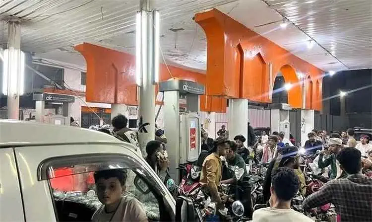 ازدحام أمام محطات الوقود في تعز وسط مخاوف من تفاقم...