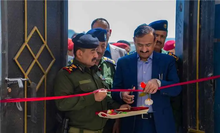 محافظ شبوة ومدير عام الشرطة يدشنان مبنى إدارة الشر...