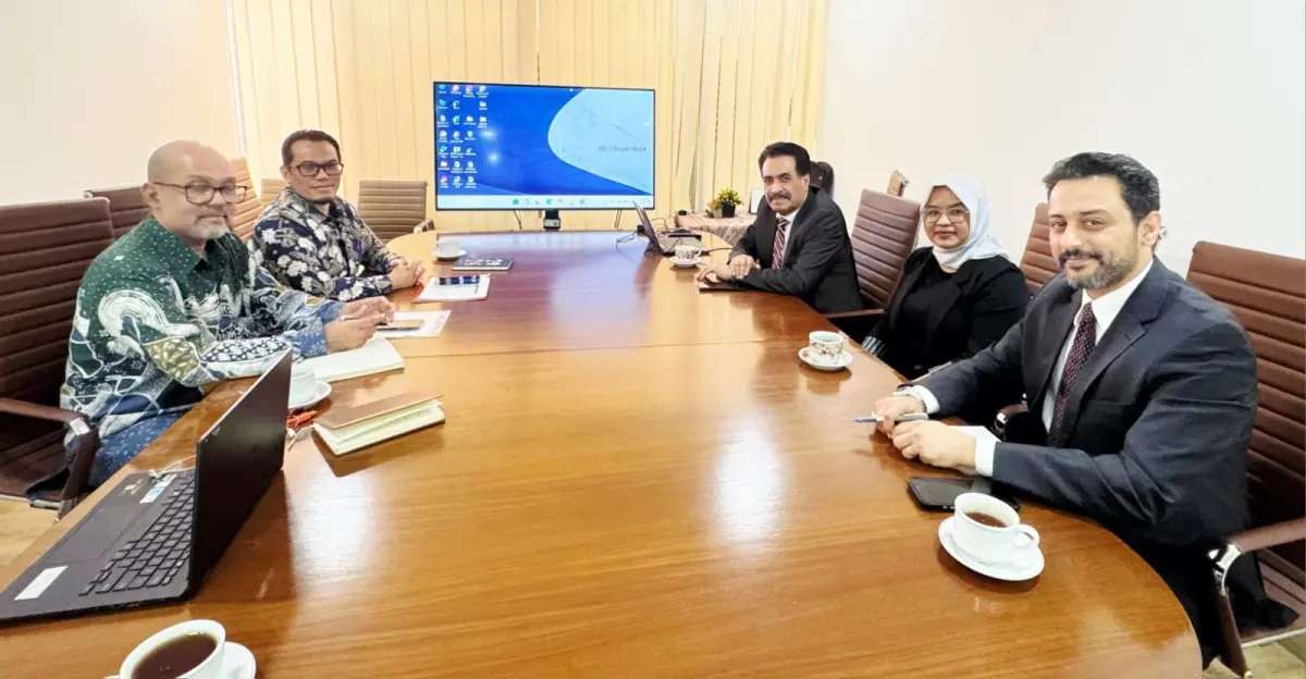 سفير اليمن يبحث مع مسؤول إندونيسي سبل تعزيز العلاق...