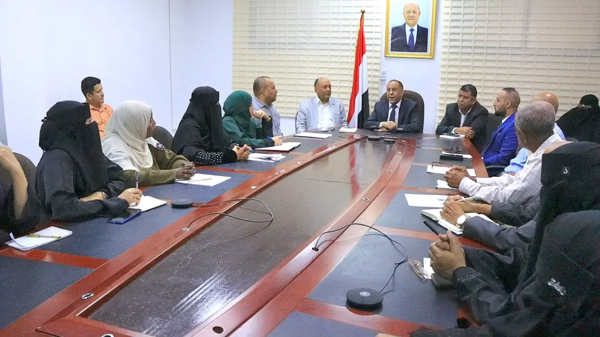 وزير الصناعة والتجارة يؤكد أهمية تعزيز الأداء المؤ...