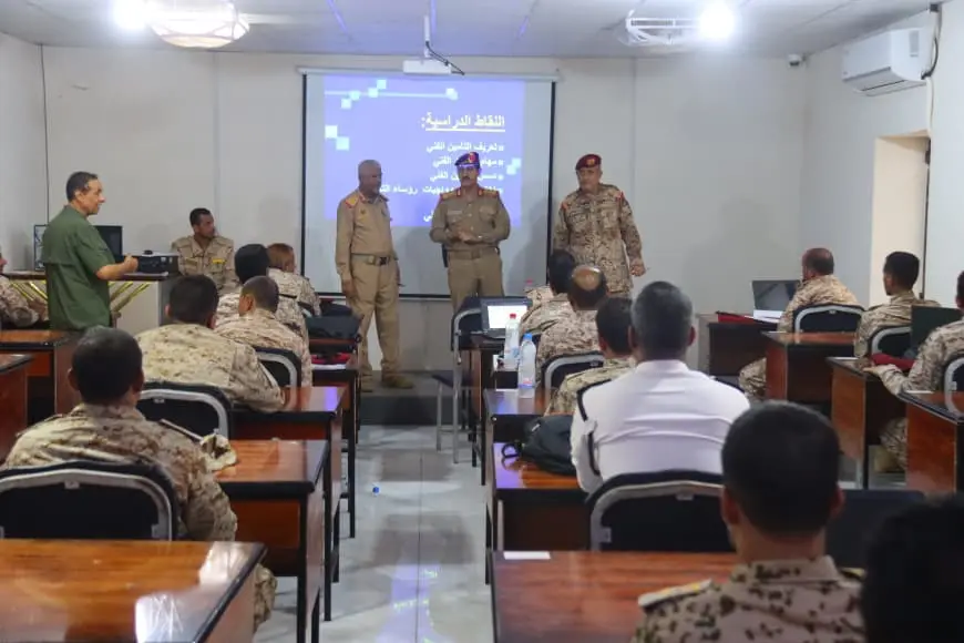 وزير الدفاع يطلع على سير العملية التعليمية في الأك...