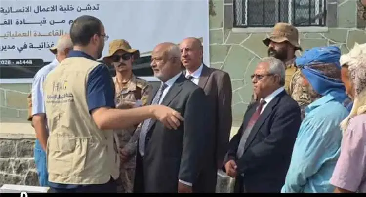 محافظ الحديدة يدشن توزيع السلال الغذائية للأسر الم...