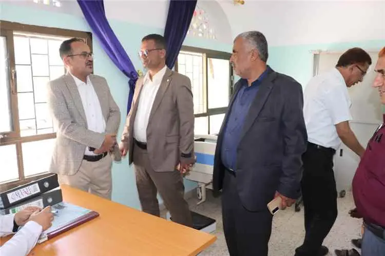مدير عام مكتب الصحة والسكان في تعز يتفقد عدداً من...