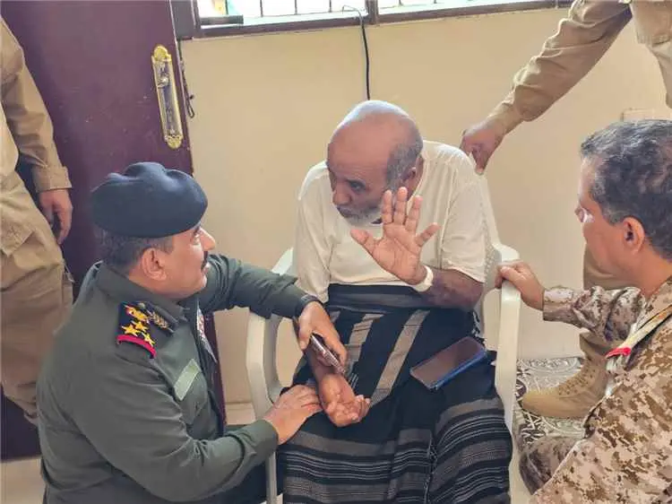 قائد محور عتق ومدير عام شرطة شبوة يطمئنان على صحة...
