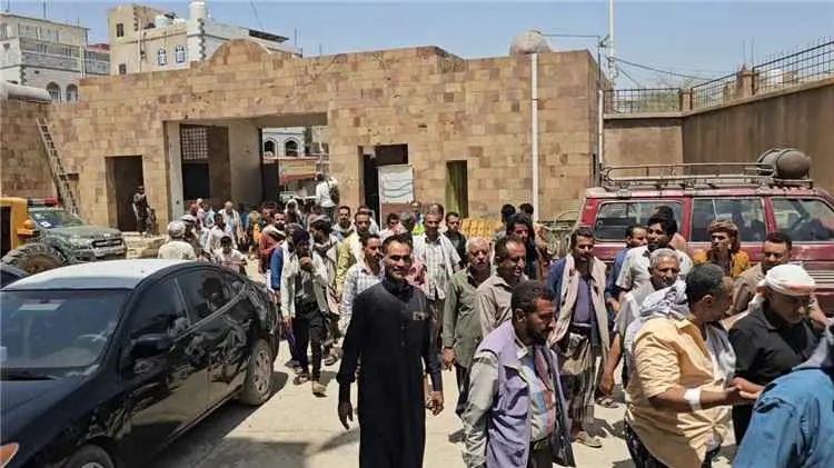 مشايخ ووجهاء "الرجاعية" وأسرة "آل المشمر" يقدمون ا...