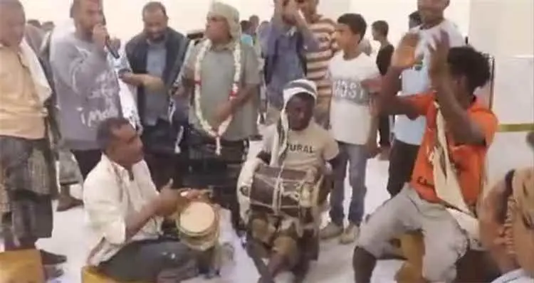 من لحج.. رسالة أمل.. 17 عريساً وعروساً يحتفلون بزف...