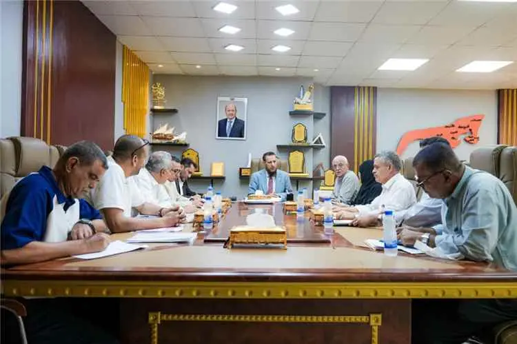 اجتماع بعدن يناقش عدد من المشاريع في قطاعات المياه...