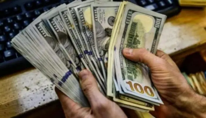 الدولار يواصل مكاسبه ويقترب من أعلى مستوياته في شهرين