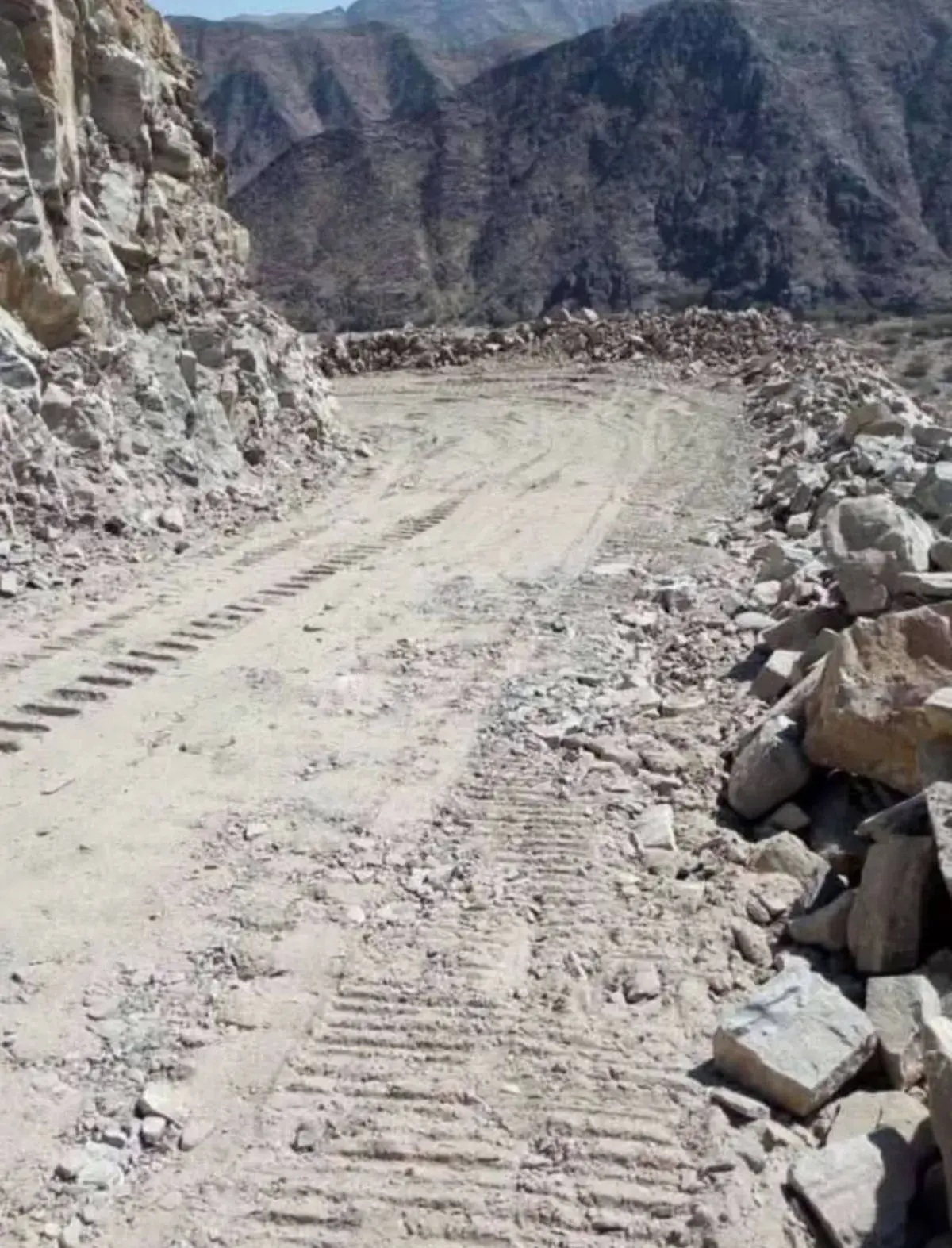 الحوثي يستمر في إغلاق عقبة الحمراء.. والهدف عزل مح...