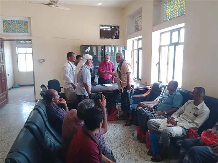إجراء عملية الاستلام والتسليم بين المدير السابق والحالي لمديرية الملاح بمحافظة لحج