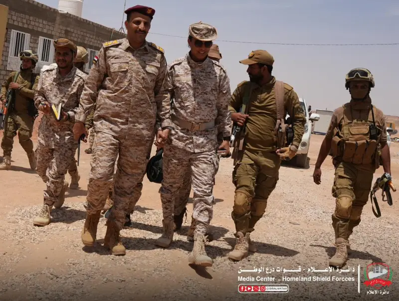قائد الفرقة الثالثة ومدير إعلام درع الوطن يبحثان ت...
