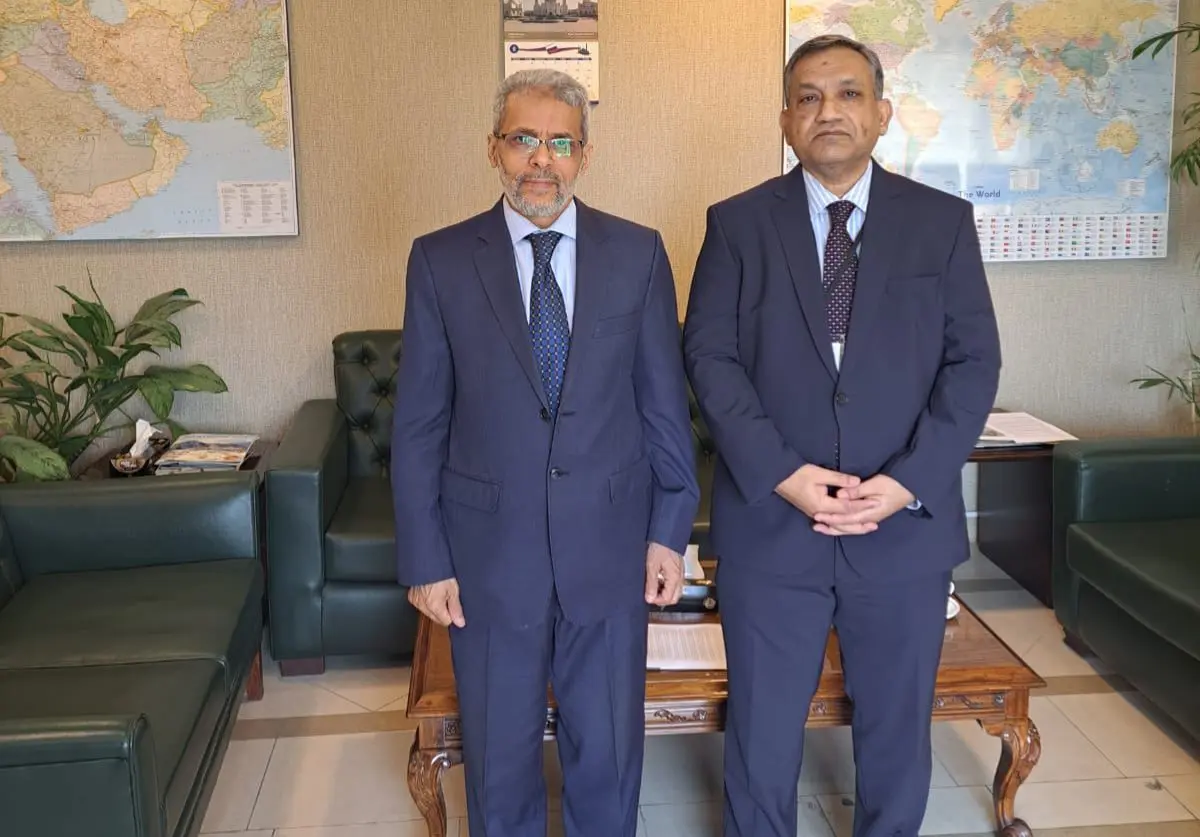 سفير اليمن يبحث مع مسؤول باكستاني تعزيز العلاقات ا...
