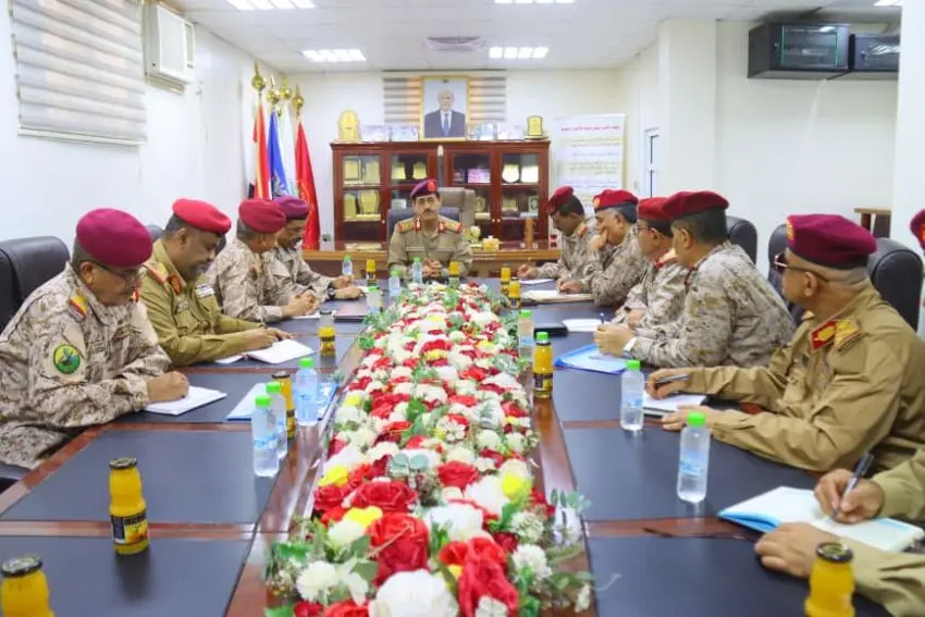 اجتماع بوزارة الدفاع اليمنية يراجع برامج الابتعاث...