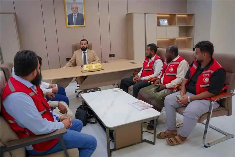 محافظ أبين يلتقي جمعية الهلال الأحمر ويشيد بتدخلات...