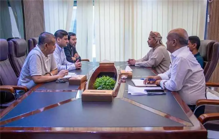 لقاء يناقش آلية تموين محافظة أرخبيل سقطرى بالمشتقا...