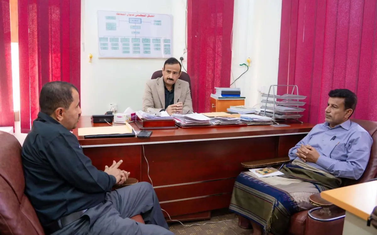 المحافظ بن الوزير يناقش مجمل الأوضاع في مديرية رضو...
